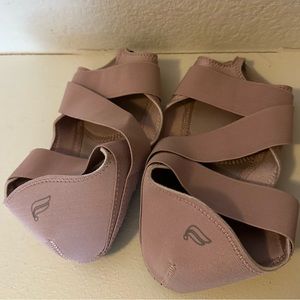 Fabletics Yoga Shoes/Socks size medium (7/8) new
